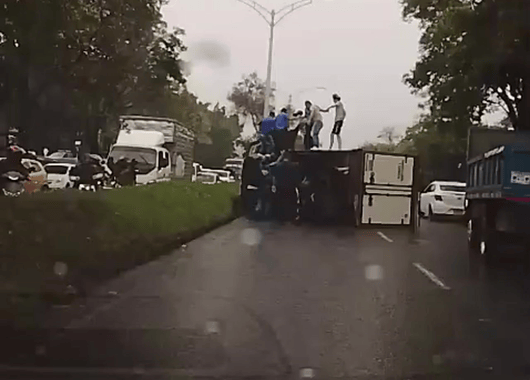 Volcamiento de camión genera emergencia vial en el deprimido de Los Puentes, en Medellín