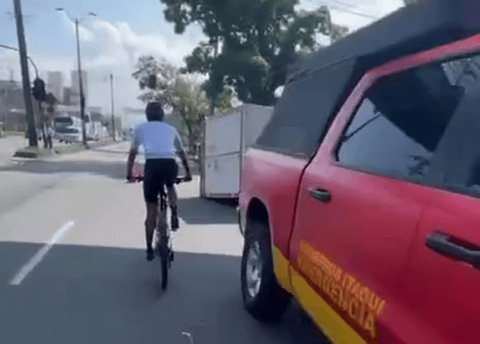 Volcamiento de camión genera emergencia vial en Itagüí