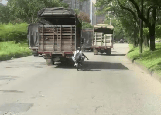 Imprudencia en la vía: dos jóvenes ponen en riesgo sus vidas en la avenida Regional
