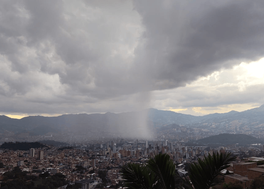 Fuerte aguacero en Laureles genera alerta en Medellín
