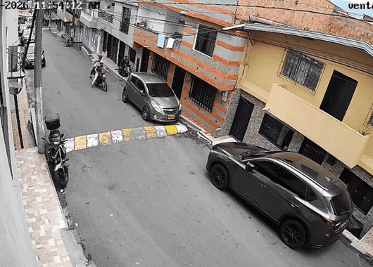 Inseguridad en Medellín: delincuentes armados roban a ciudadano frente a su vivienda