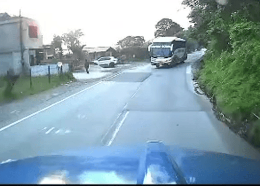 Conducción imprudente de bus intermunicipal casi termina en accidente en la autopista Medellín–Bogotá