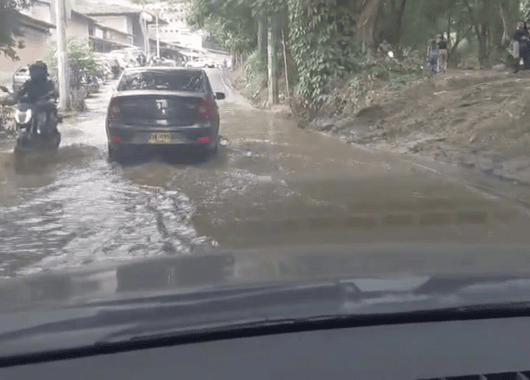 Persisten afectaciones en Valadares tras creciente de la quebrada
