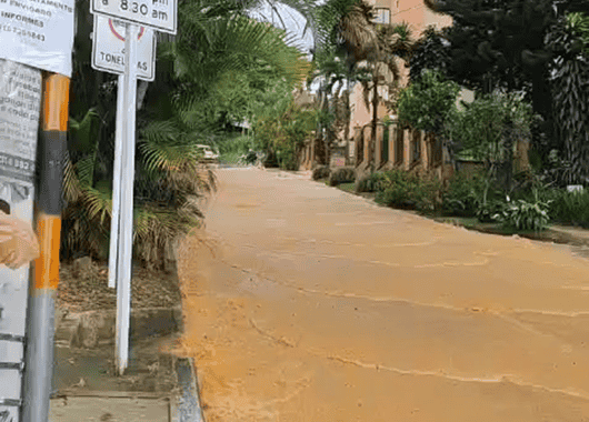 Emergencia en Envigado: daño en alcantarillado tiene calles inundadas cerca de Mayorca