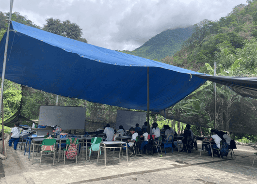 📚 Bajo una carpa: estudiantes en Dabeiba siguen sin escuela
