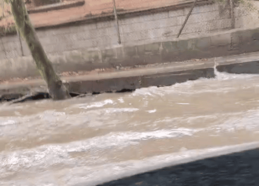 Represamiento de agua genera afectaciones en la movilidad