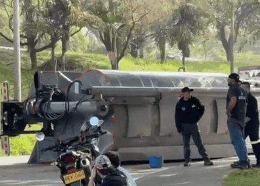 Accidente con volcamiento de camión genera caos en la Autopista Norte