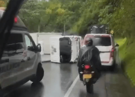 Volcamiento de camión generó afectaciones en la vía Las Palmas – La Fe
