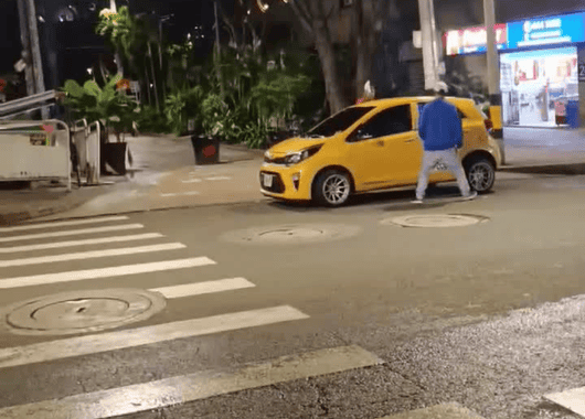 Machete en mano por una carrera: pasajero fue amenazado tras reclamar cobro excesivo