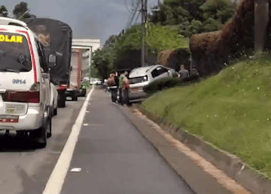 Accidente en la autopista Medellín–Bogotá: conductor pierde el control y se estrella contra separador
