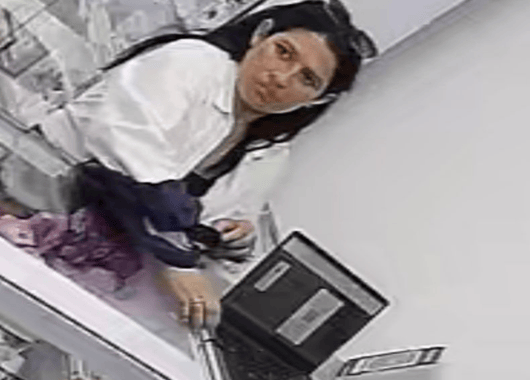 Hurto exprés en Bello: mujer quedó grabada llevándose un computador de una droguería