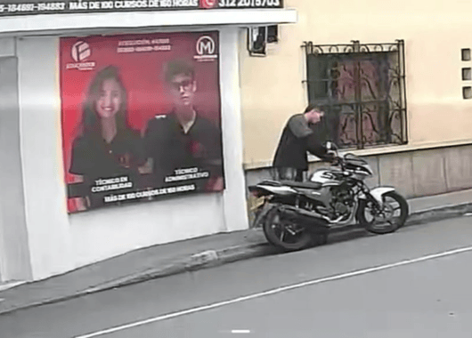 Se la llevaron en segundos: robo de motocicleta quedó grabado en Medellín