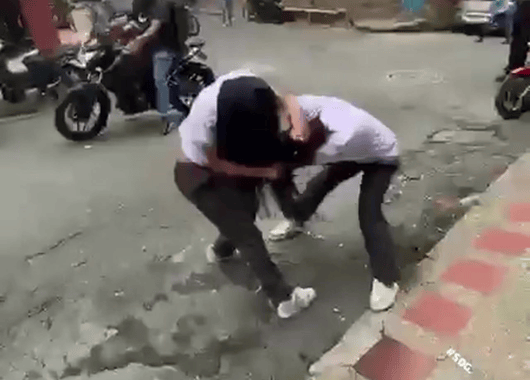 Indignación en plena vía pública: pelea entre estudiantes quedó registrada en video