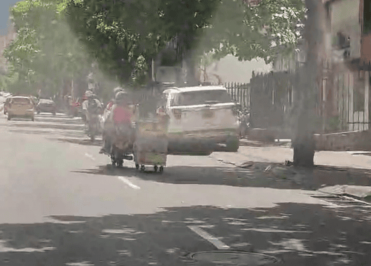 Imprudencia vial en Medellín: motociclista pone en riesgo a una menor y a peatones en la Avenida 30