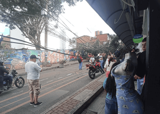 Árbol de gran tamaño cae sobre vehículo en pleno centro de Bello