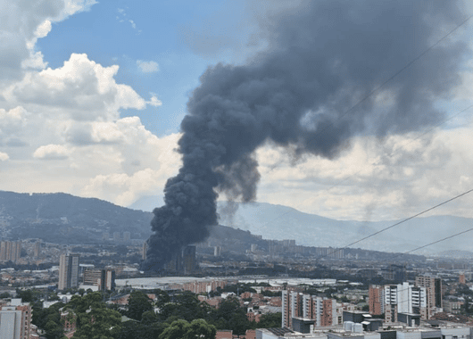 Incendio de gran magnitud sacude el sur del Valle de Aburrá: emergencia en antiguas bodegas de Coltejer