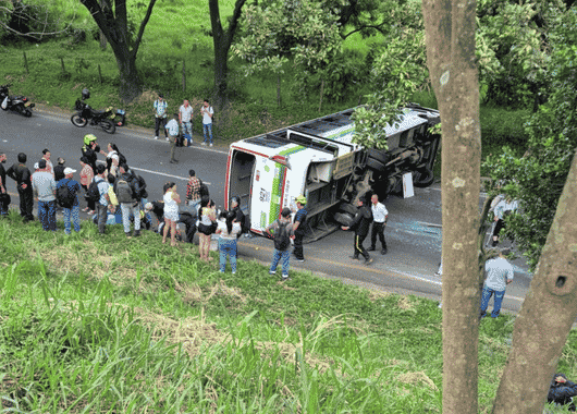 Accidente de bus en Girardota deja decenas de heridos: autoridades investigan