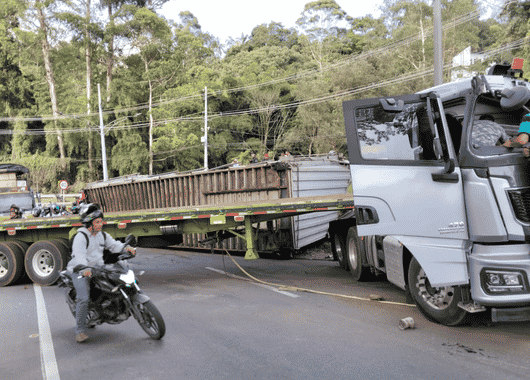 Volcamiento de camión cargado de chatarra genera emergencia vial en la Variante a Caldas