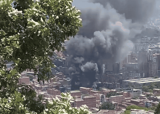 🚨 Emergencia en el centro de Medellín: voraz incendio moviliza a Bomberos 🚒🔥