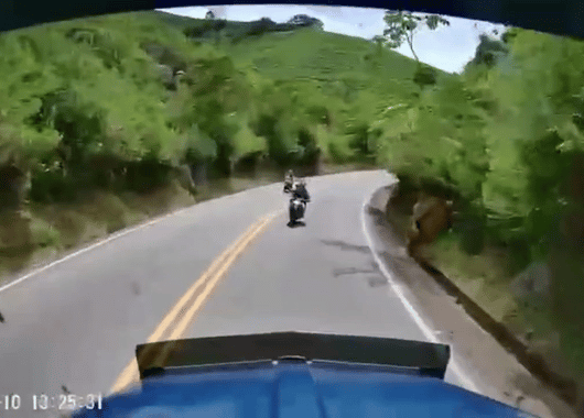 Motociclista invadió carril y chocó de frente contra un camión en Antioquia