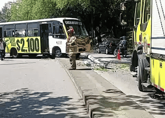 🚨 Accidente de tránsito en Medellín: bus terminó estrellado contra un poste en la avenida 80
