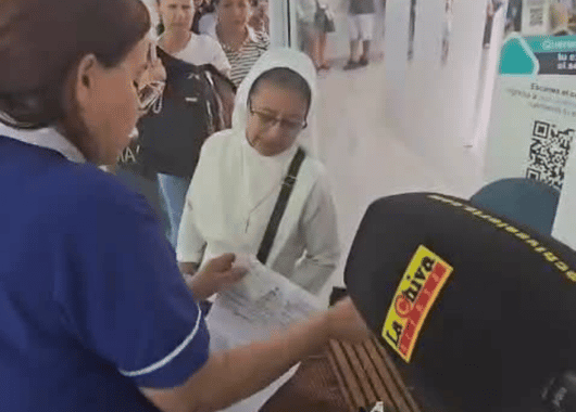 Largas filas, demoras y quejas por entrega de medicamentos en Medellín