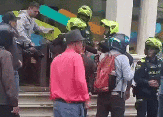 Tensión en El Poblado: presunto ladrón estuvo a punto de ser linchado frente a sucursal bancaria