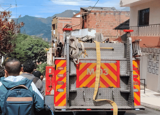 Bomberos atienden incendio estructural en el barrio Pérez