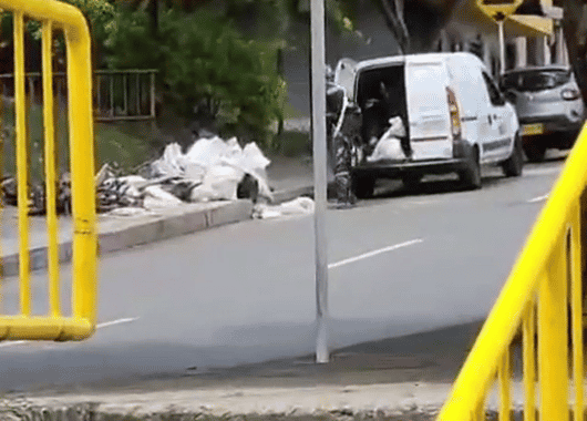 Indignación en San Lorenzo: ciudadanos captaron a conductor y ayudante arrojando escombros en plena vía pública