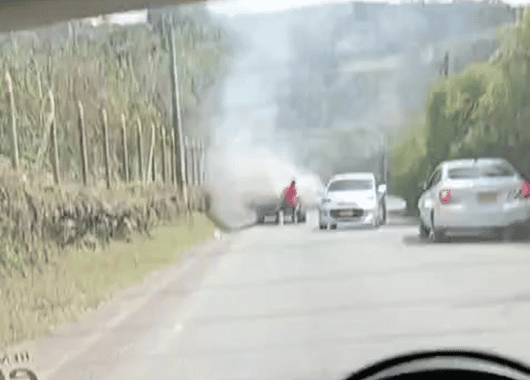 Vehículo se incendió en la vía Santa Elena, a la altura de la vereda El Placer