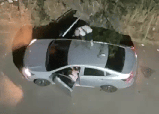 Indignación en Bello: hombre persigue y golpea brutalmente a una mujer en plena vía pública