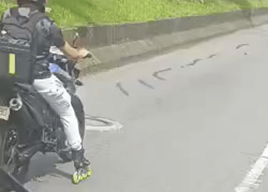 ¡Insólito y peligroso! Captan motociclista conduciendo con patines puestos en Itagüí