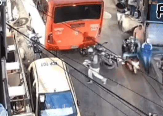 🚨 Bus se quedó sin fuerza en una loma de Manrique y terminó chocando varias motocicletas en Medellín