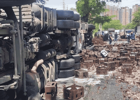 🚧 Volcamiento de camión genera cierre total en importante vía de Bello