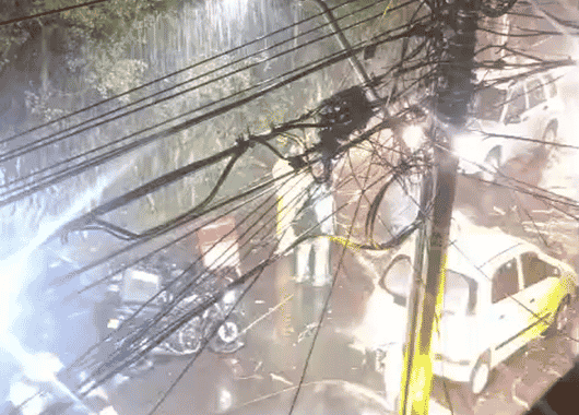 Motociclistas se unieron para despejar la vía tras caída de un árbol en Bello