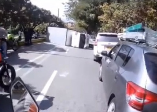 Perdió el control y terminó volcado