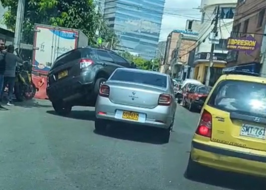Carro terminó encima de otro